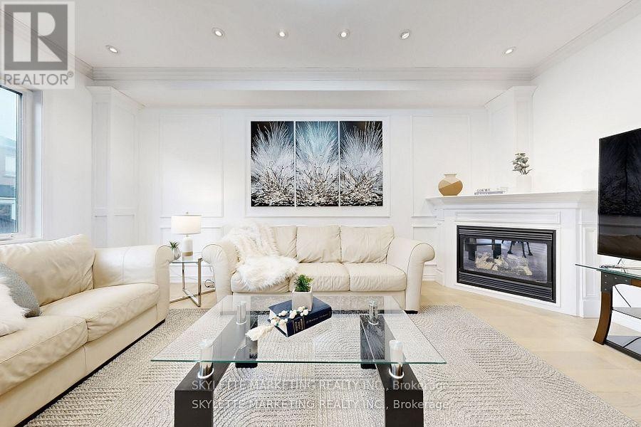 












237 WOODSPRING AVENUE

,
Newmarket (Woodland Hill),




Ontario
L3X3J1

