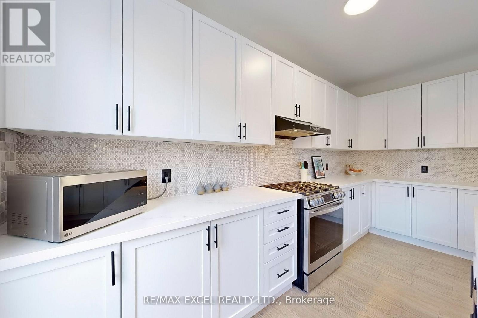












12 JERICHO AVENUE

,
Georgina (Keswick South),




Ontario
L4P4E5

