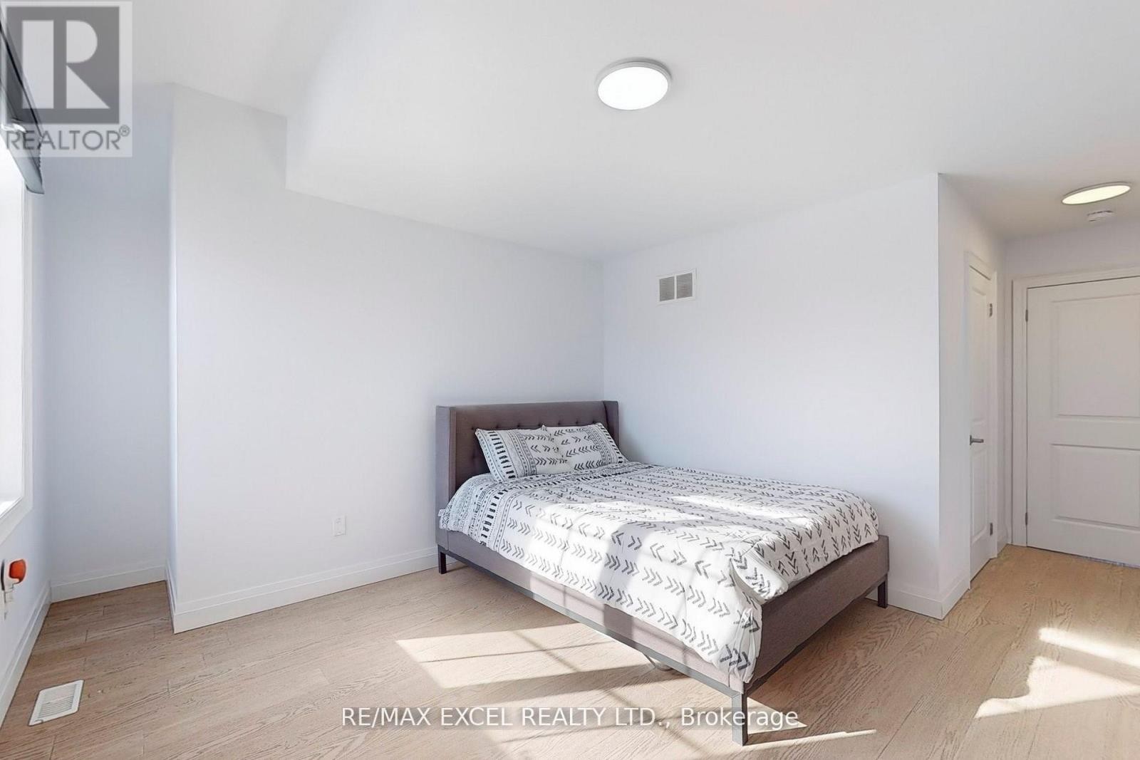 












12 JERICHO AVENUE

,
Georgina (Keswick South),




Ontario
L4P4E5

