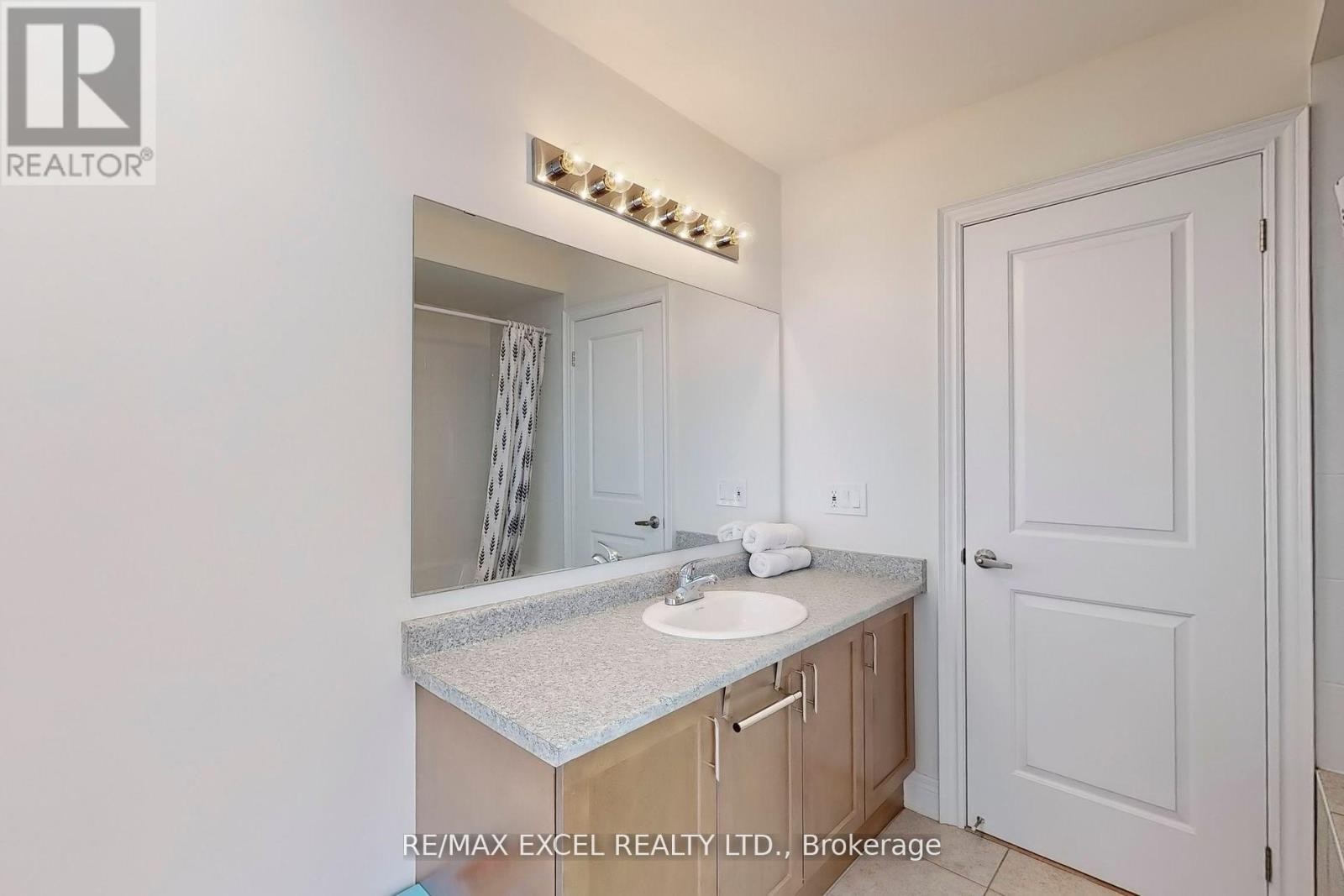












12 JERICHO AVENUE

,
Georgina (Keswick South),




Ontario
L4P4E5

