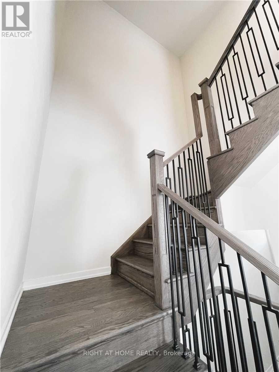 












125 CRIMSON FOREST DRIVE

,
Vaughan (Patterson),




Ontario
L6A5C4

