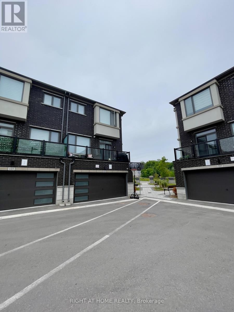 












125 CRIMSON FOREST DRIVE

,
Vaughan (Patterson),




Ontario
L6A5C4

