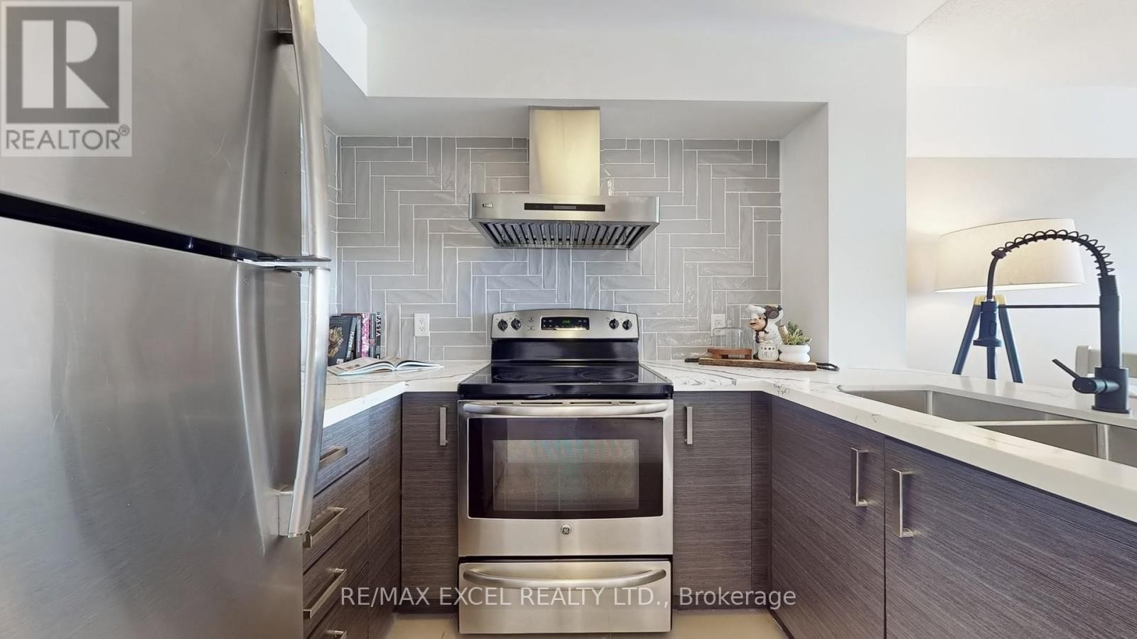 












1210 - 1 UPTOWN DRIVE

,
Markham (Unionville),




Ontario
L3R5C1

