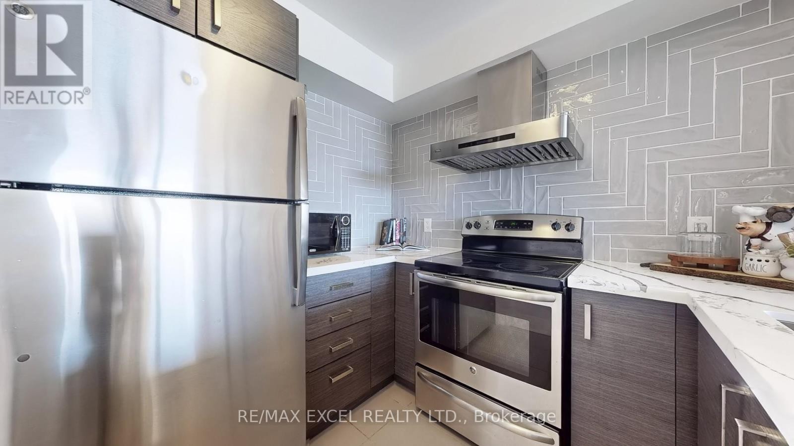












1210 - 1 UPTOWN DRIVE

,
Markham (Unionville),




Ontario
L3R5C1

