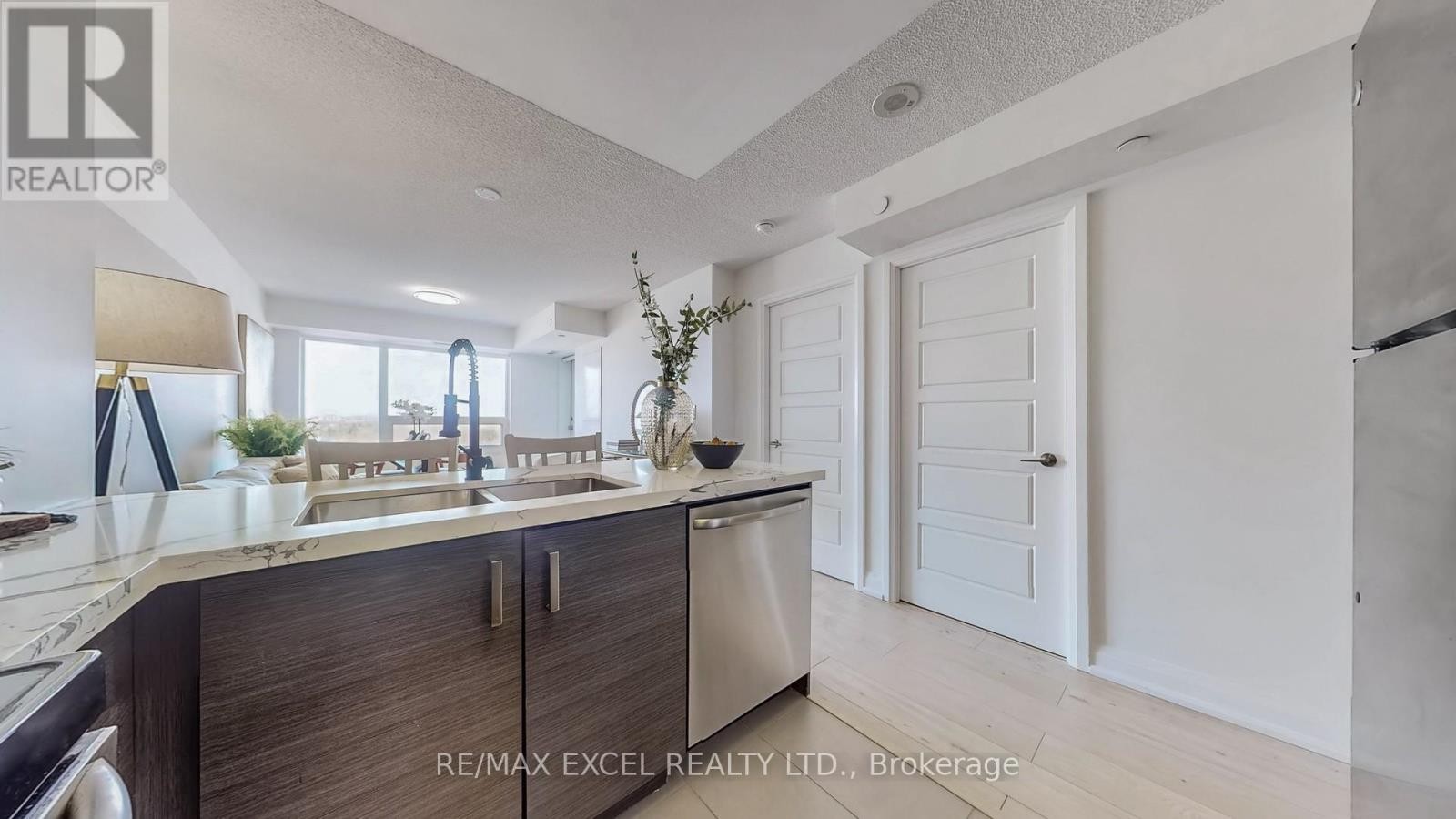 












1210 - 1 UPTOWN DRIVE

,
Markham (Unionville),




Ontario
L3R5C1

