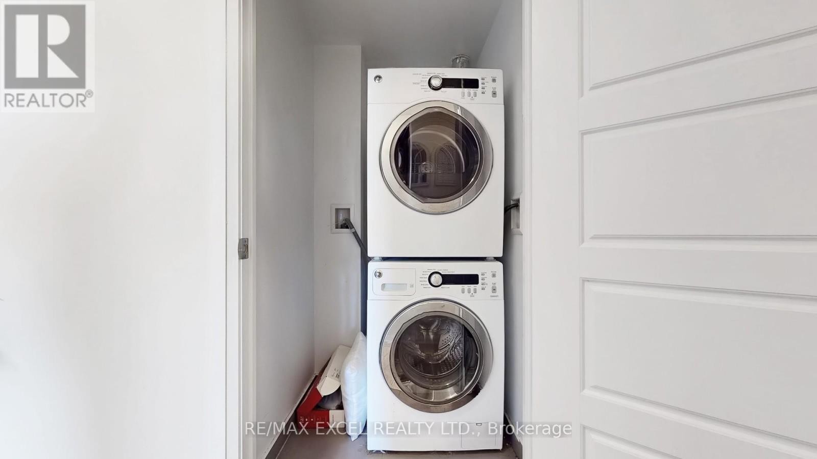 












1210 - 1 UPTOWN DRIVE

,
Markham (Unionville),




Ontario
L3R5C1

