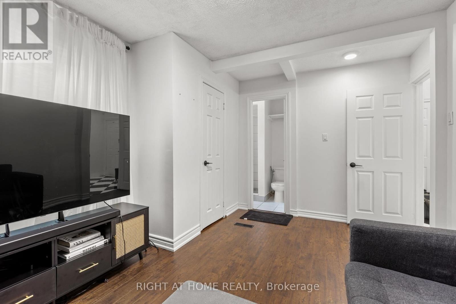 












4 DEENA PLACE

,
Markham (Middlefield),




Ontario
L3S3C6

