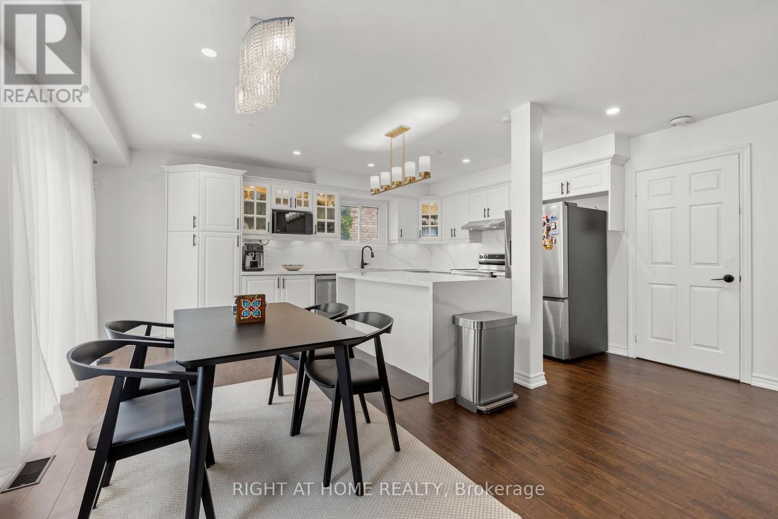 












4 DEENA PLACE

,
Markham (Middlefield),




Ontario
L3S3C6

