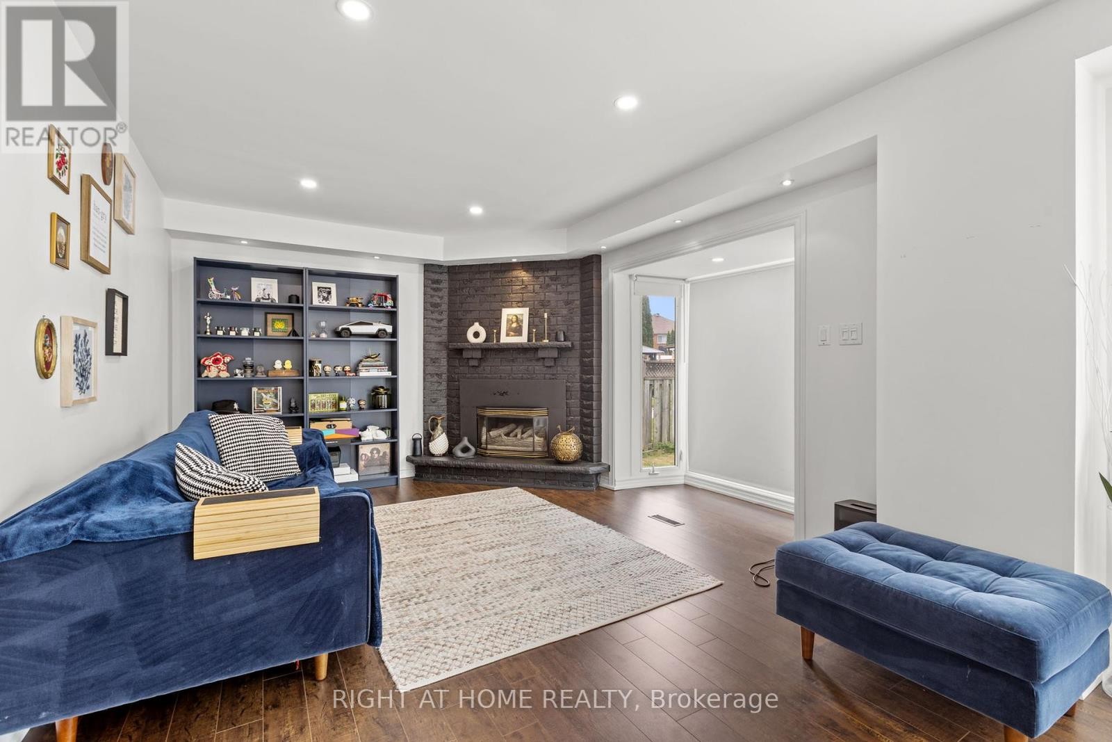 












4 DEENA PLACE

,
Markham (Middlefield),




Ontario
L3S3C6

