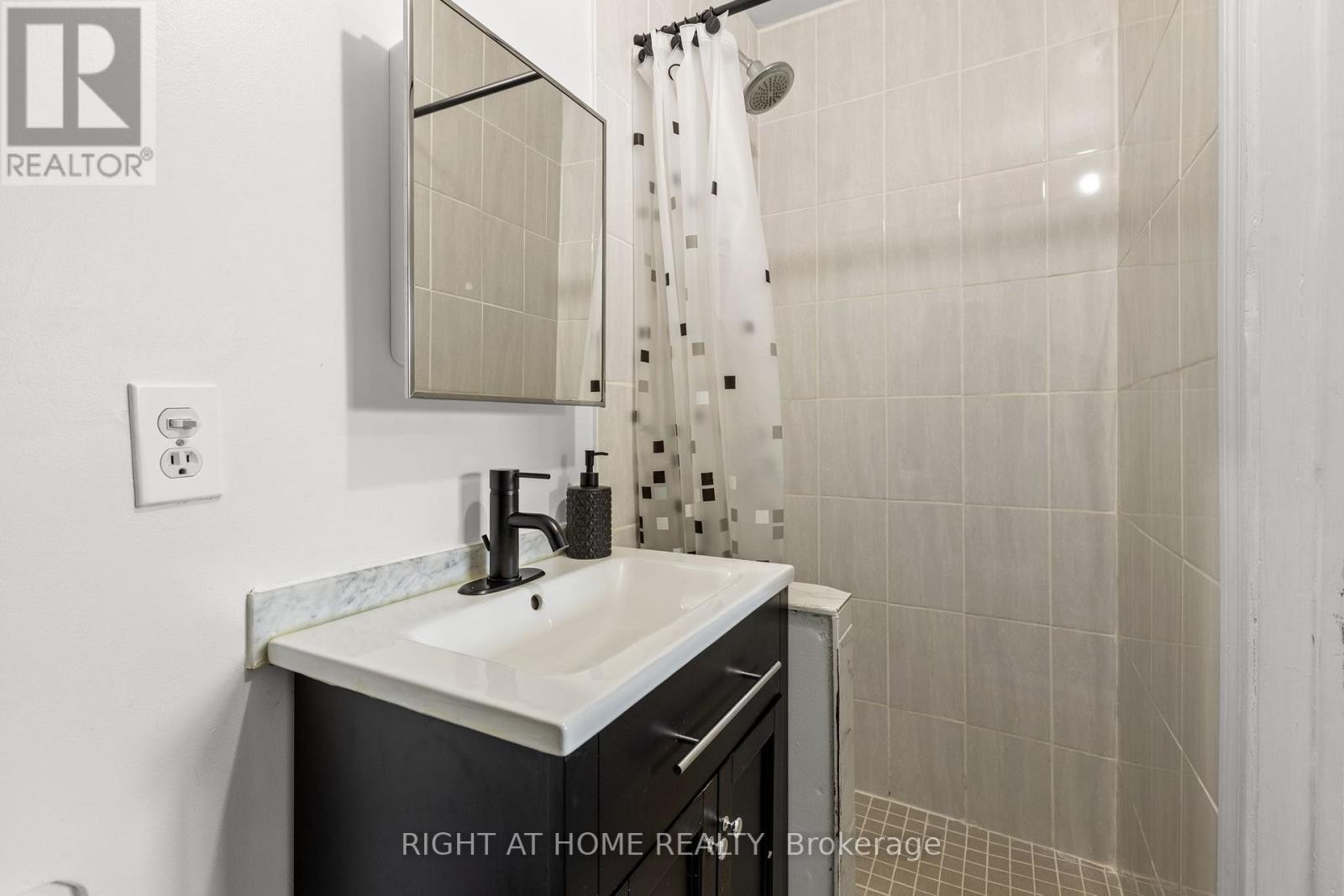 












4 DEENA PLACE

,
Markham (Middlefield),




Ontario
L3S3C6

