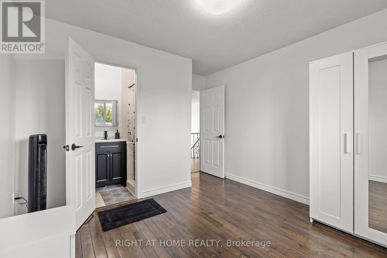 












4 DEENA PLACE

,
Markham (Middlefield),




Ontario
L3S3C6


