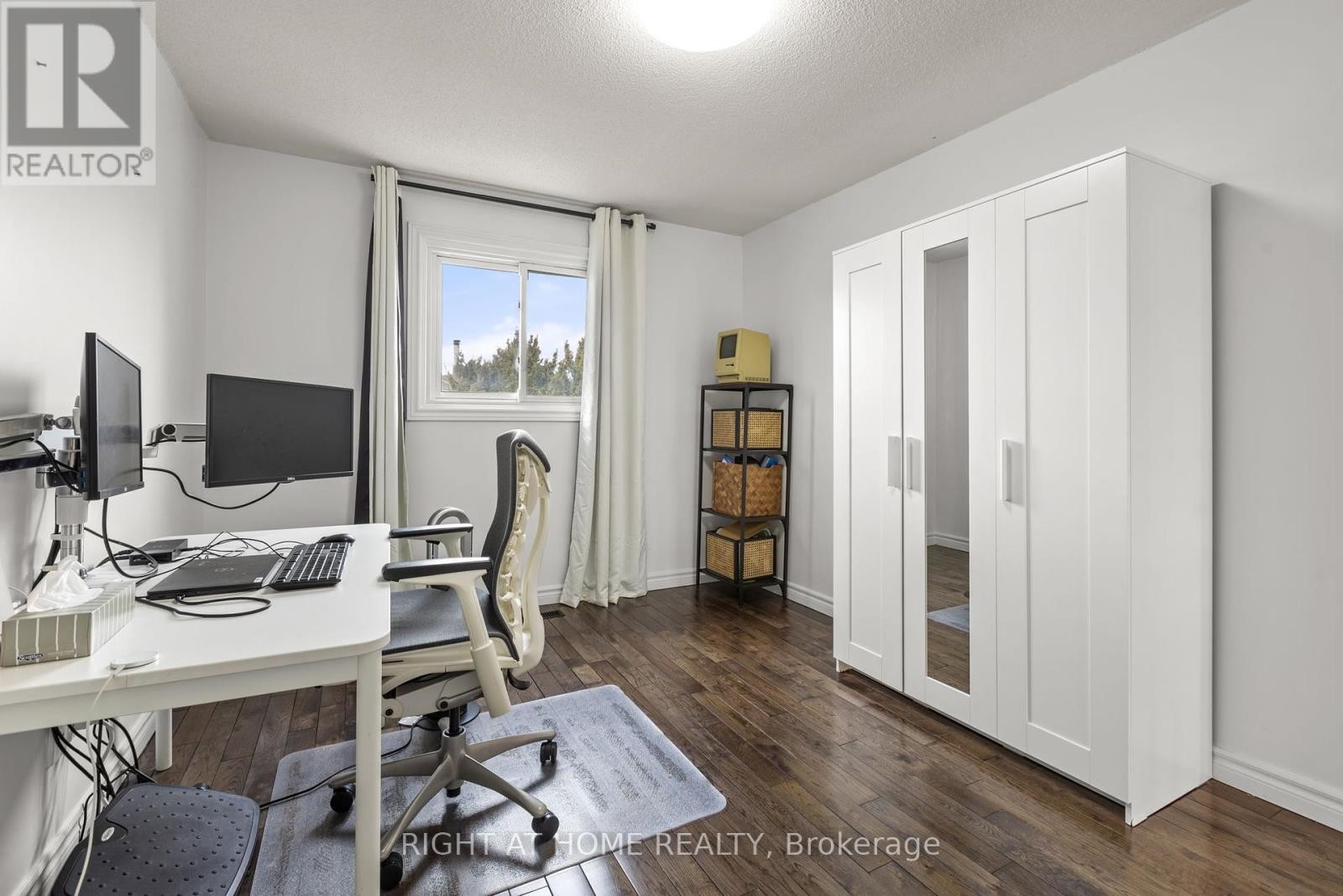 












4 DEENA PLACE

,
Markham (Middlefield),




Ontario
L3S3C6

