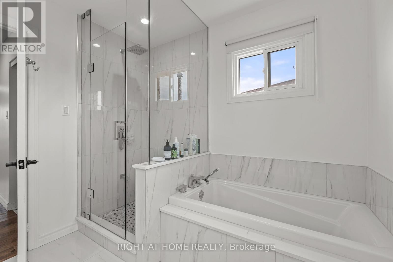 












4 DEENA PLACE

,
Markham (Middlefield),




Ontario
L3S3C6

