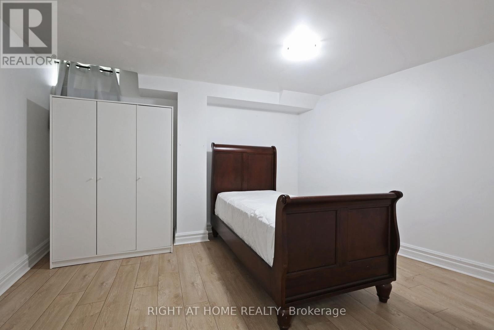 












4 DEENA PLACE

,
Markham (Middlefield),




Ontario
L3S3C6

