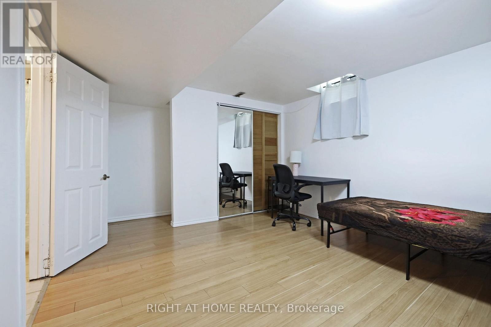 












4 DEENA PLACE

,
Markham (Middlefield),




Ontario
L3S3C6

