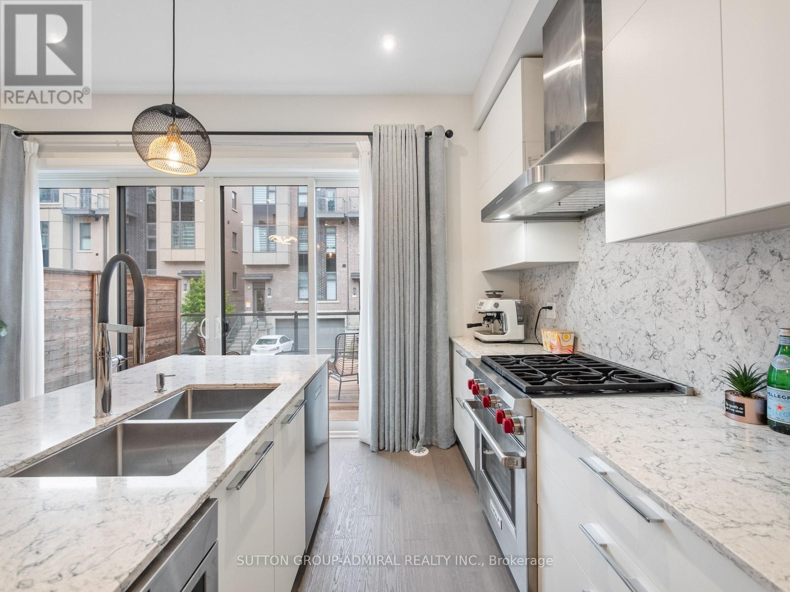 












893 CLARK AVENUE W

,
Vaughan (Brownridge),




Ontario
L4J0K6

