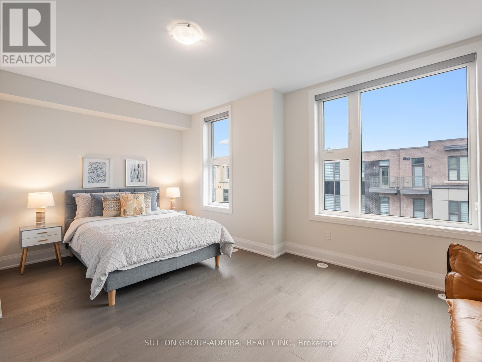 












893 CLARK AVENUE W

,
Vaughan (Brownridge),




Ontario
L4J0K6

