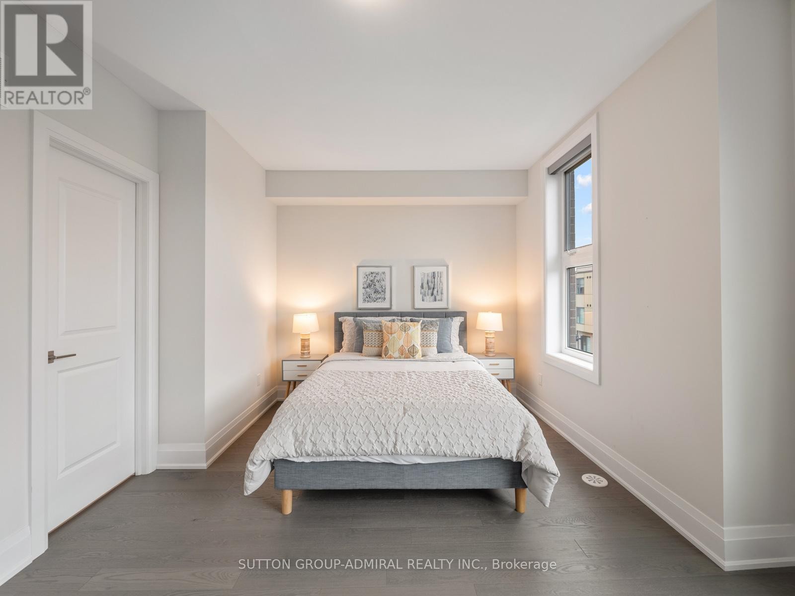 












893 CLARK AVENUE W

,
Vaughan (Brownridge),




Ontario
L4J0K6

