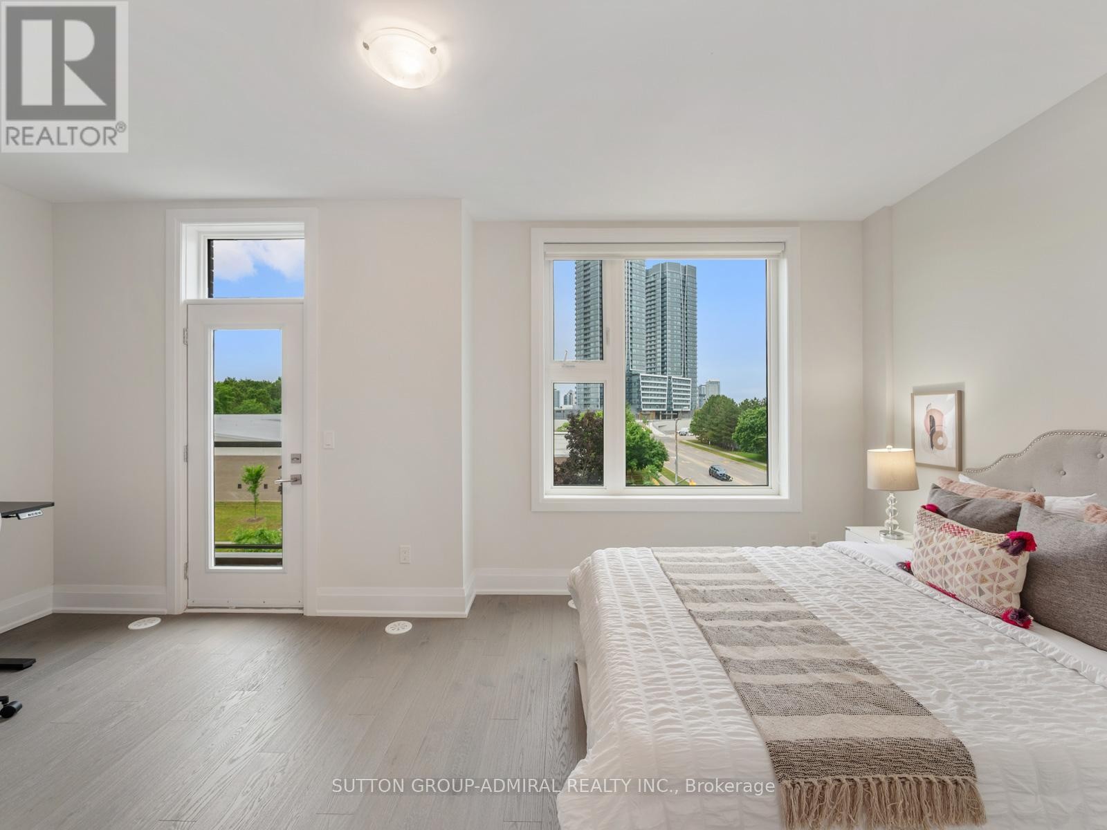 












893 CLARK AVENUE W

,
Vaughan (Brownridge),




Ontario
L4J0K6

