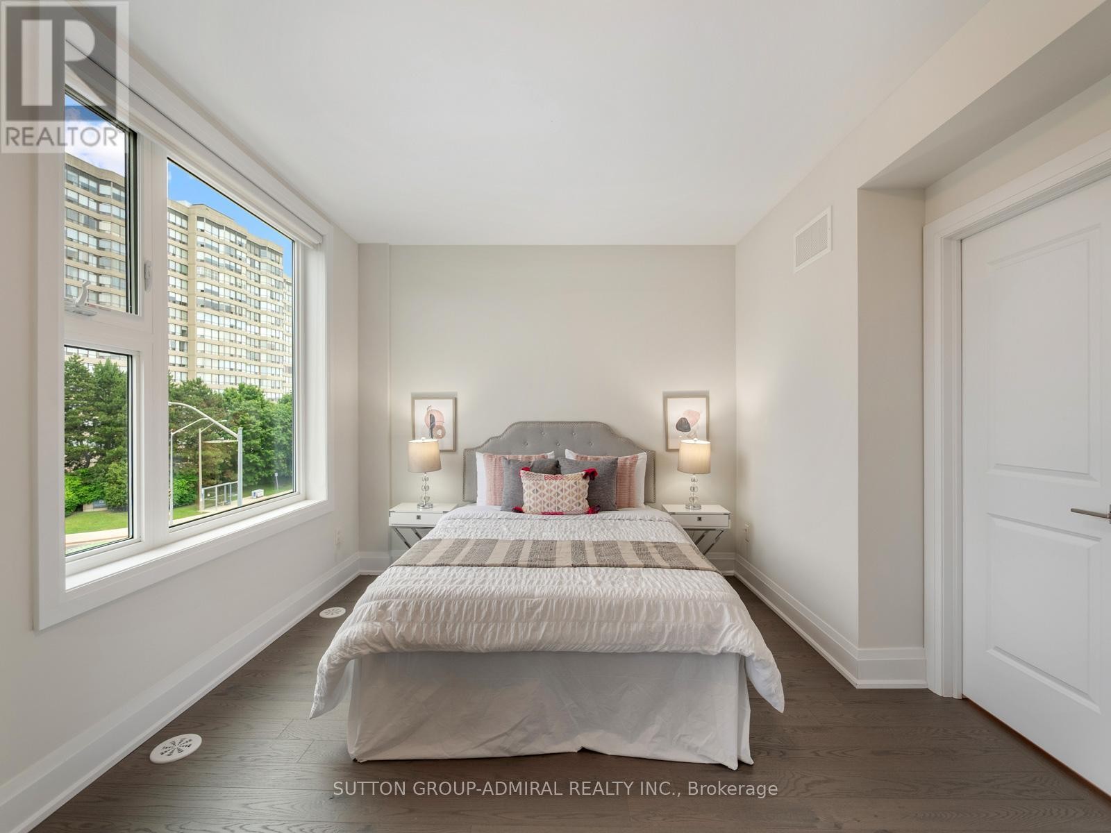 












893 CLARK AVENUE W

,
Vaughan (Brownridge),




Ontario
L4J0K6

