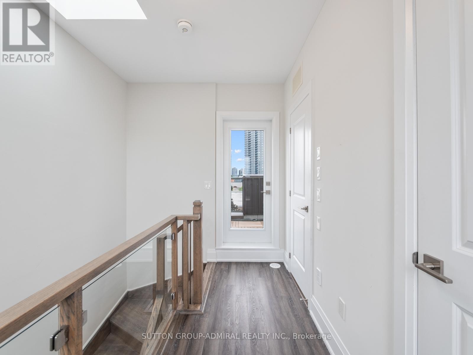 












893 CLARK AVENUE W

,
Vaughan (Brownridge),




Ontario
L4J0K6

