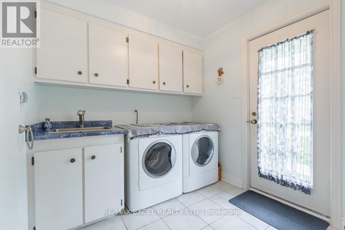 












8 BOYD COURT

,
Markham (Victoria Square),




Ontario
L6C1A6

