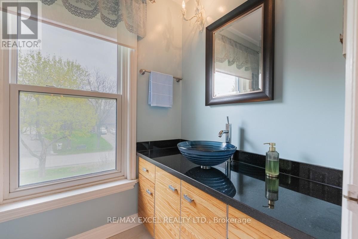 












8 BOYD COURT

,
Markham (Victoria Square),




Ontario
L6C1A6

