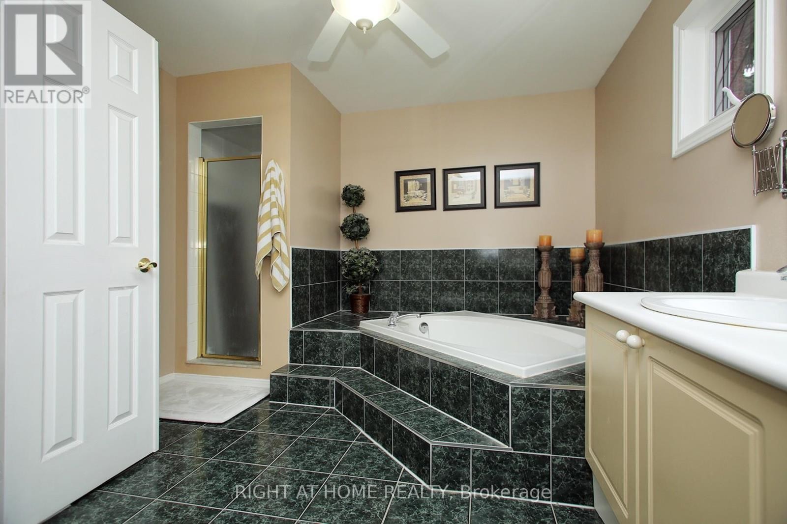 












6 COLDSTREAM CRESCENT

,
Richmond Hill (Devonsleigh),




Ontario
L4S1E6

