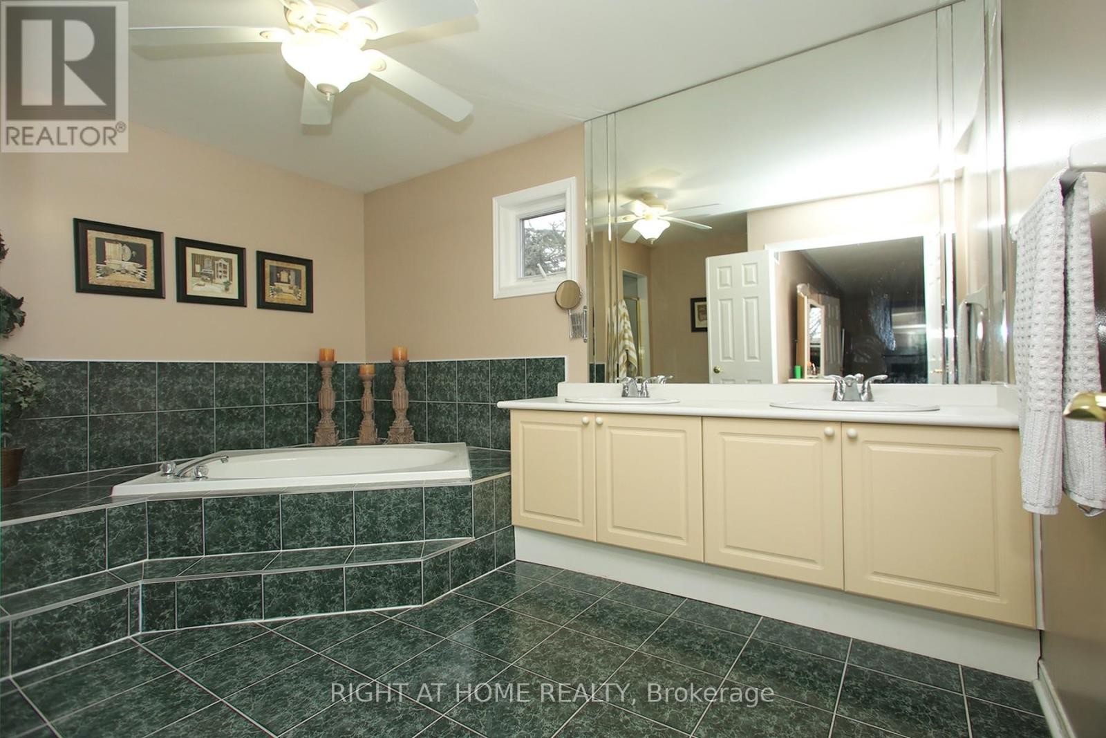 












6 COLDSTREAM CRESCENT

,
Richmond Hill (Devonsleigh),




Ontario
L4S1E6

