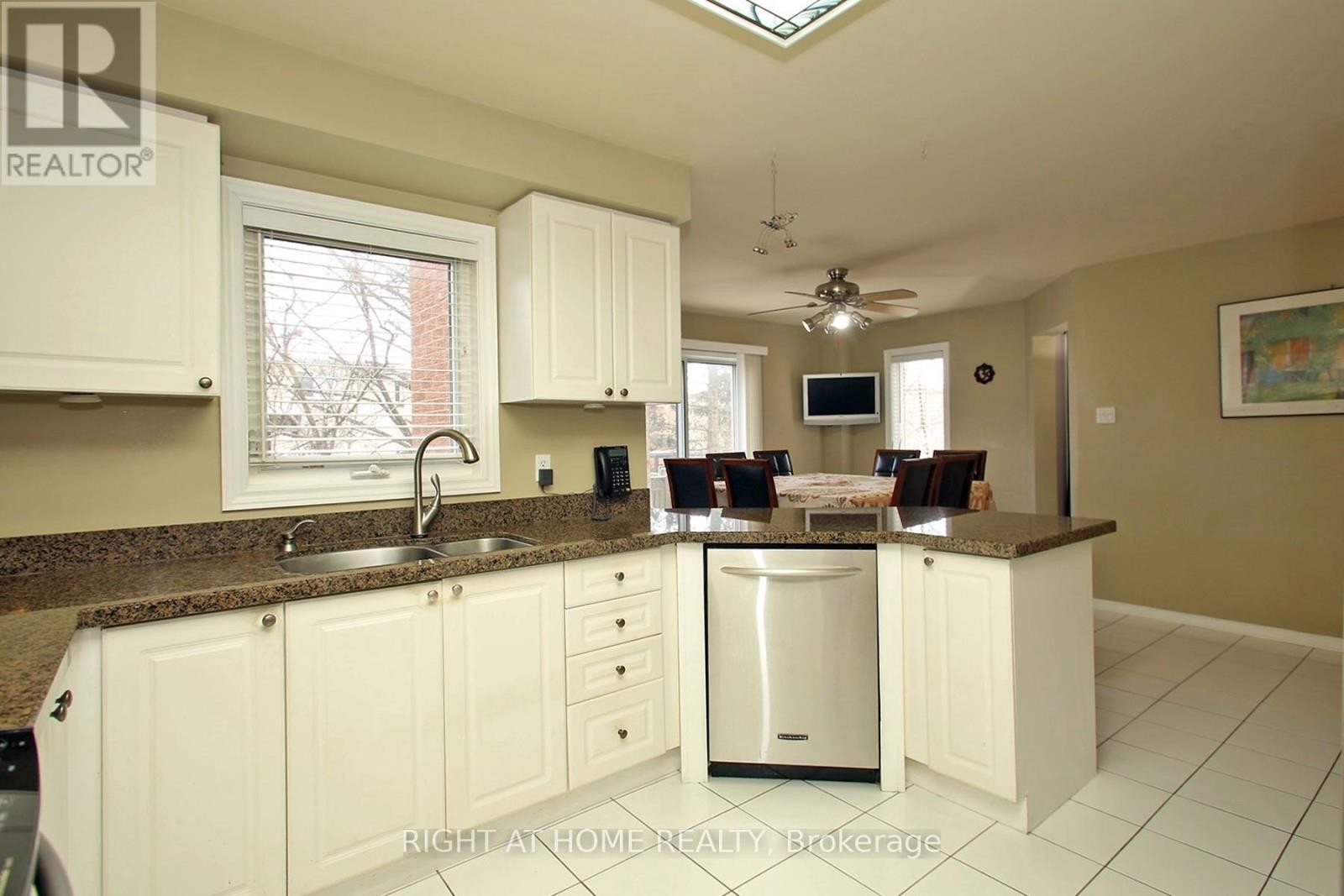 












6 COLDSTREAM CRESCENT

,
Richmond Hill (Devonsleigh),




Ontario
L4S1E6

