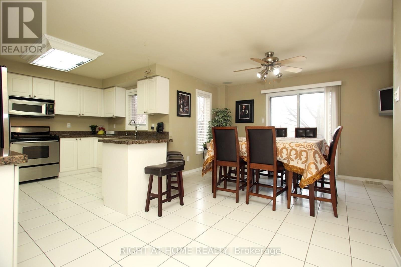 












6 COLDSTREAM CRESCENT

,
Richmond Hill (Devonsleigh),




Ontario
L4S1E6

