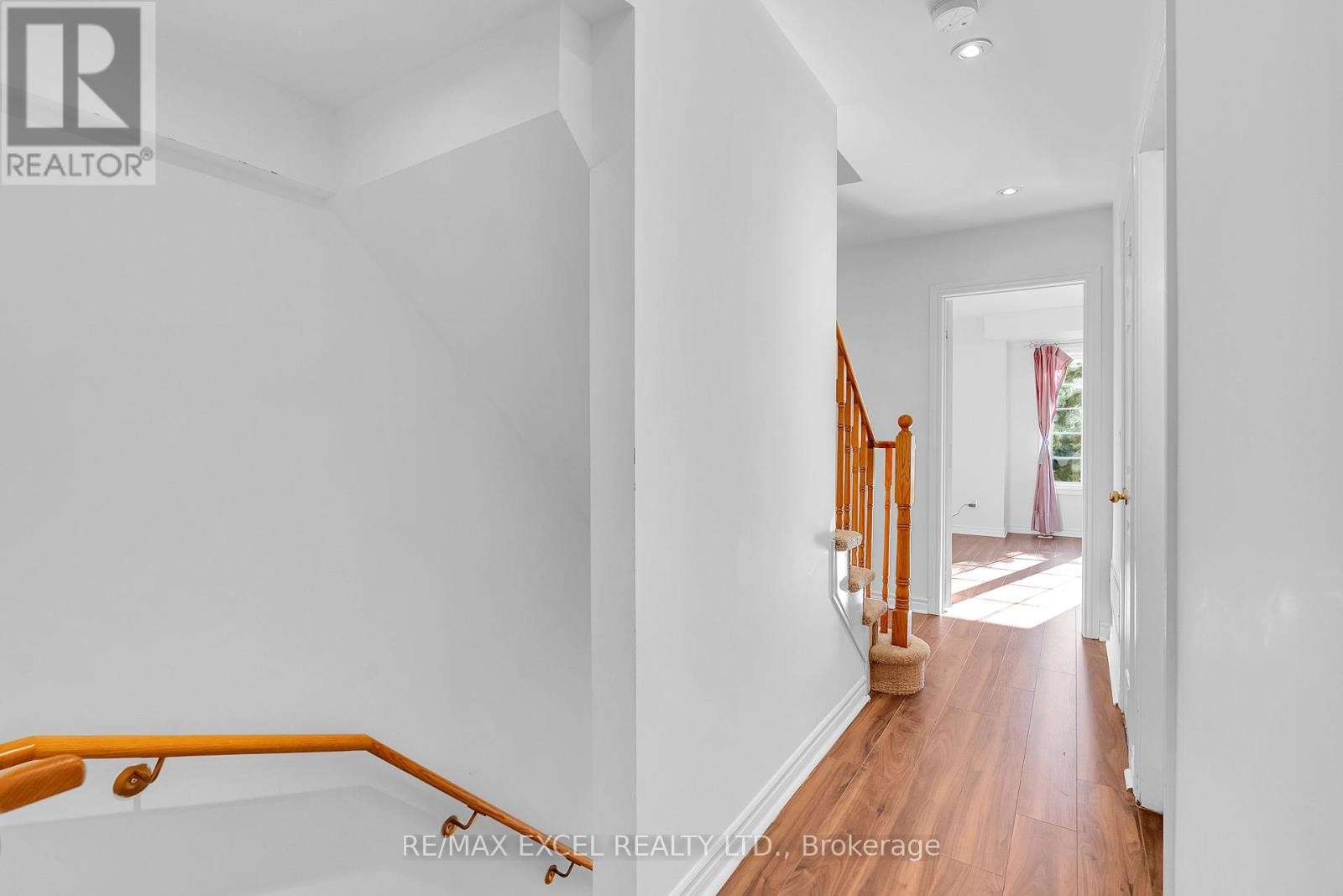












16 - 23 ST MORITZ WAY

,
Markham (Unionville),




Ontario
L3R4G4

