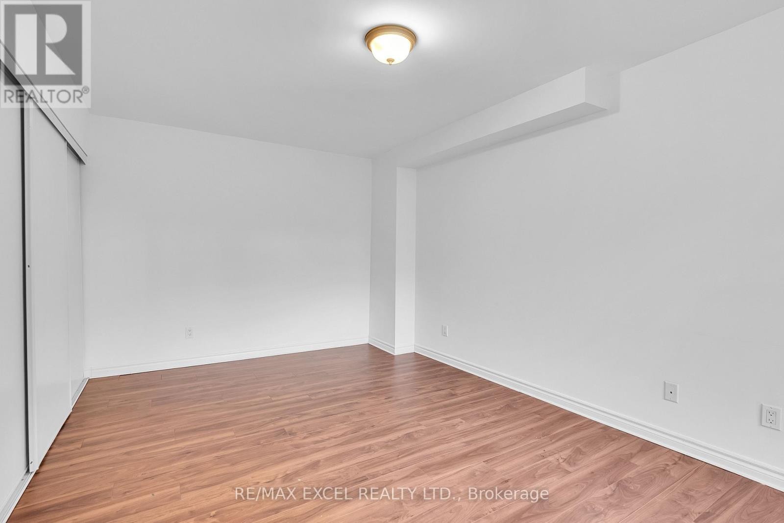 












16 - 23 ST MORITZ WAY

,
Markham (Unionville),




Ontario
L3R4G4

