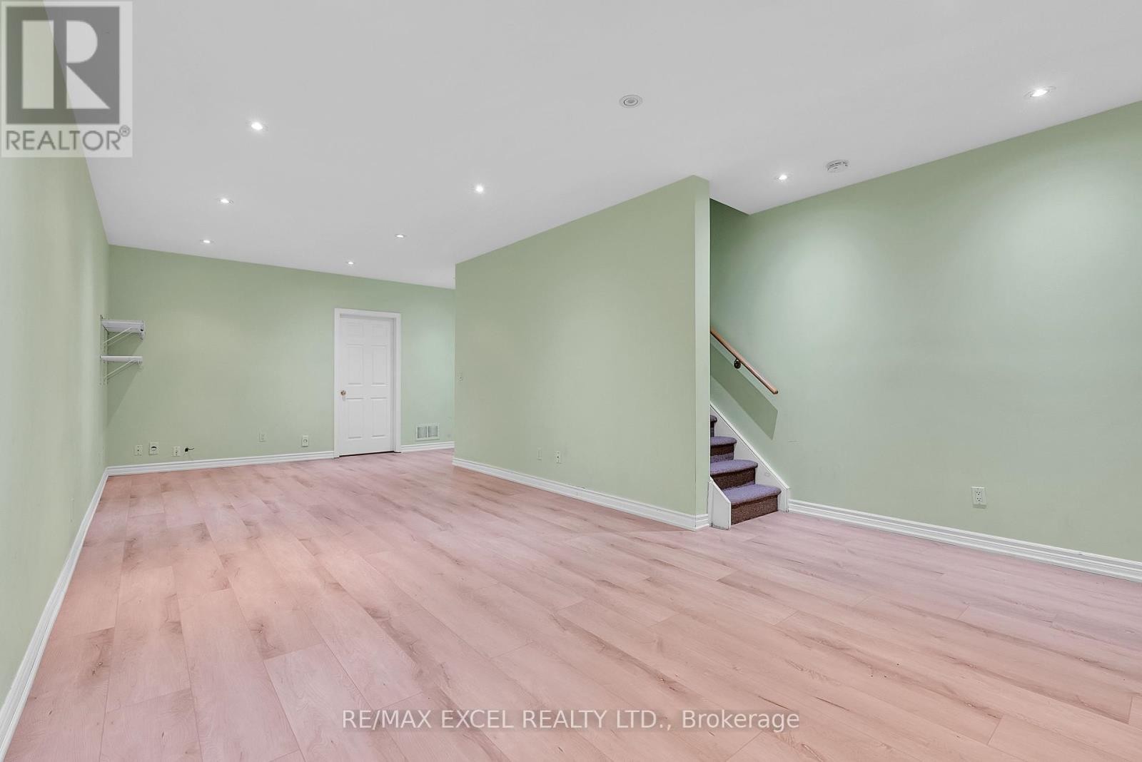 












16 - 23 ST MORITZ WAY

,
Markham (Unionville),




Ontario
L3R4G4

