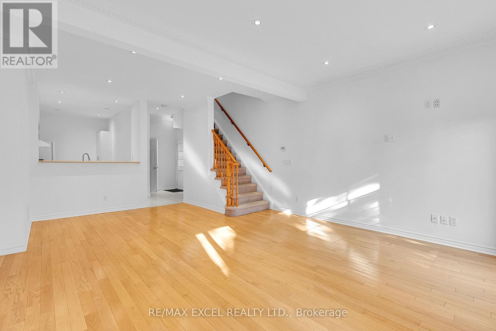 












16 - 23 ST MORITZ WAY

,
Markham (Unionville),




Ontario
L3R4G4

