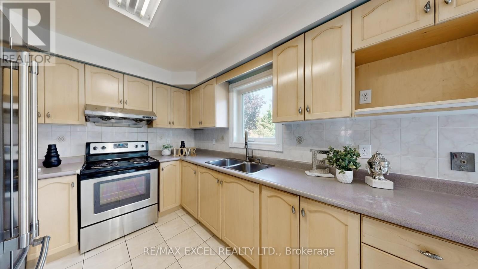 












8 MACKLIN STREET

,
Markham (Middlefield),




Ontario
L3S3Z4

