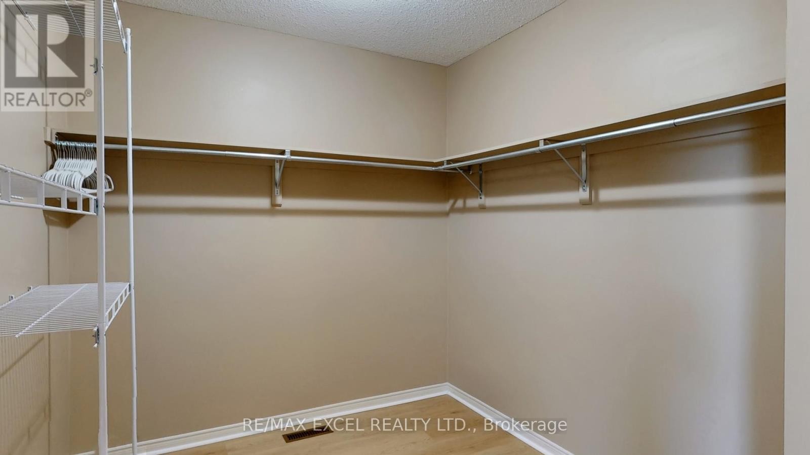 












8 MACKLIN STREET

,
Markham (Middlefield),




Ontario
L3S3Z4

