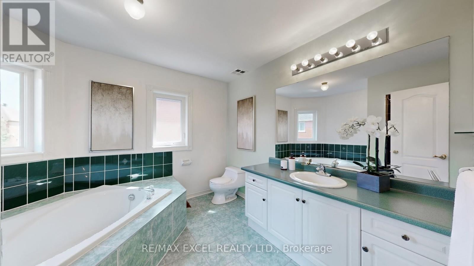 












8 MACKLIN STREET

,
Markham (Middlefield),




Ontario
L3S3Z4

