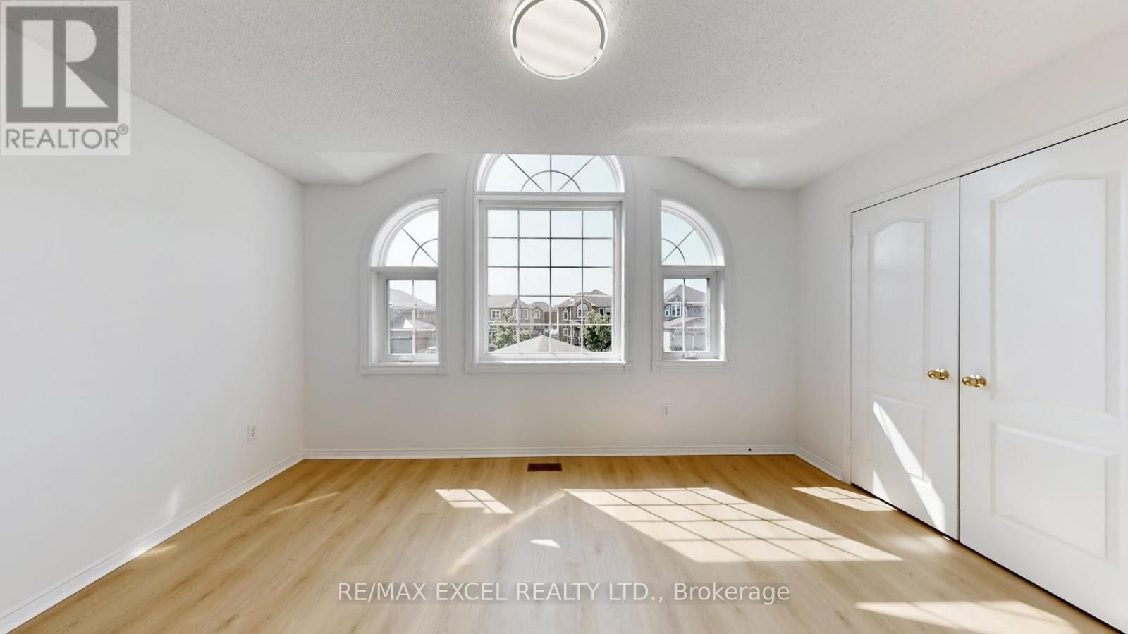 












8 MACKLIN STREET

,
Markham (Middlefield),




Ontario
L3S3Z4

