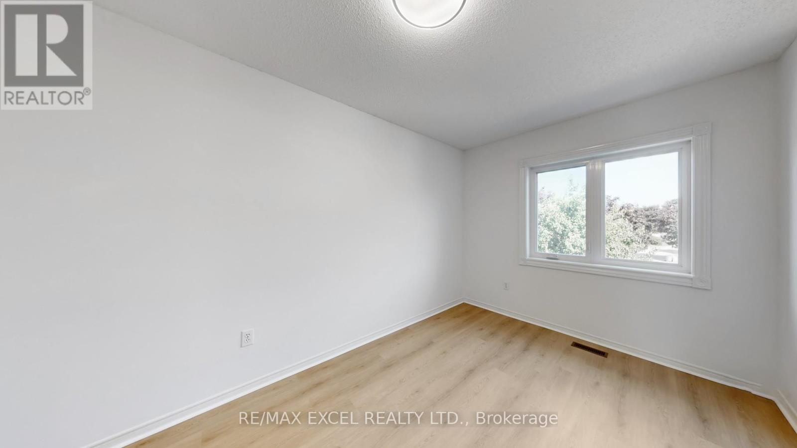 












8 MACKLIN STREET

,
Markham (Middlefield),




Ontario
L3S3Z4

