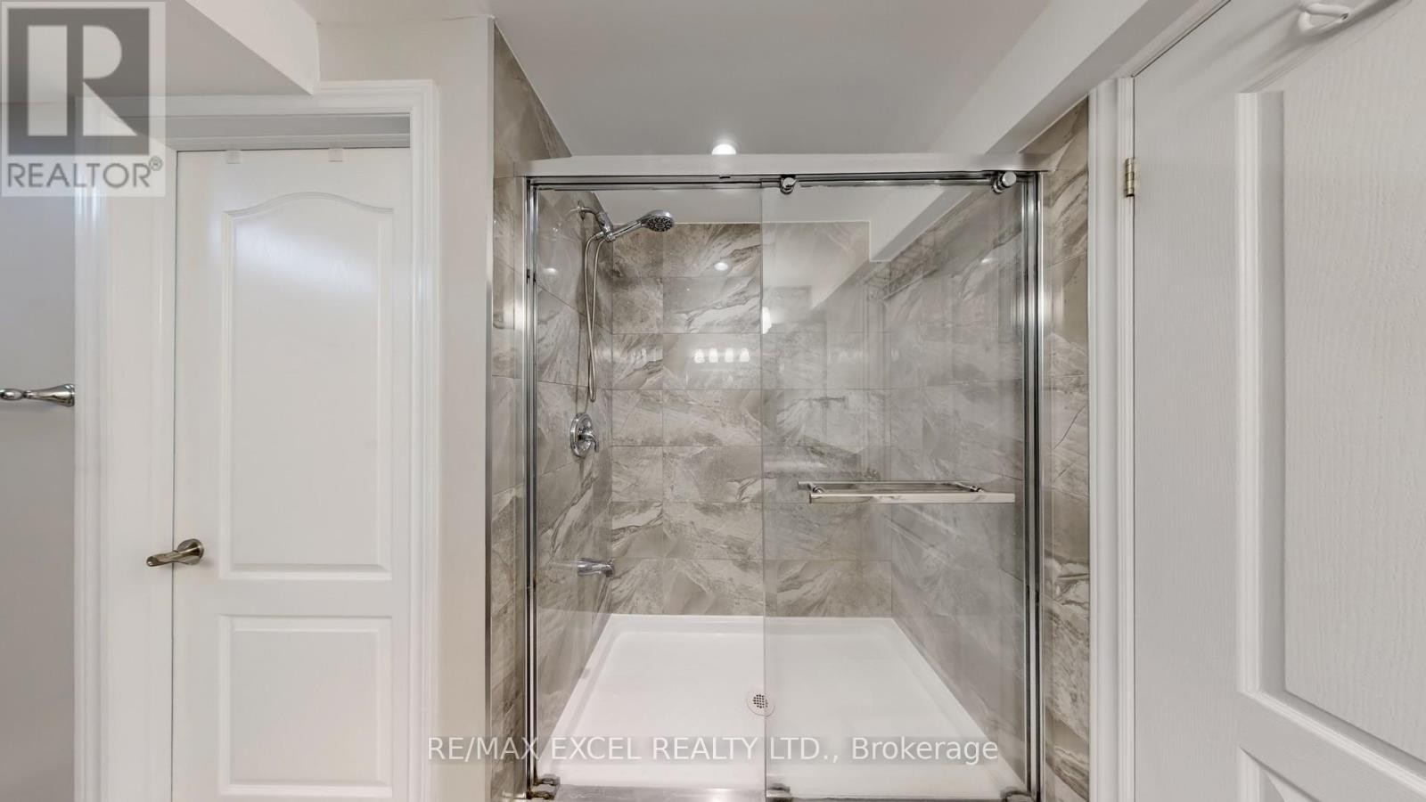 












8 MACKLIN STREET

,
Markham (Middlefield),




Ontario
L3S3Z4

