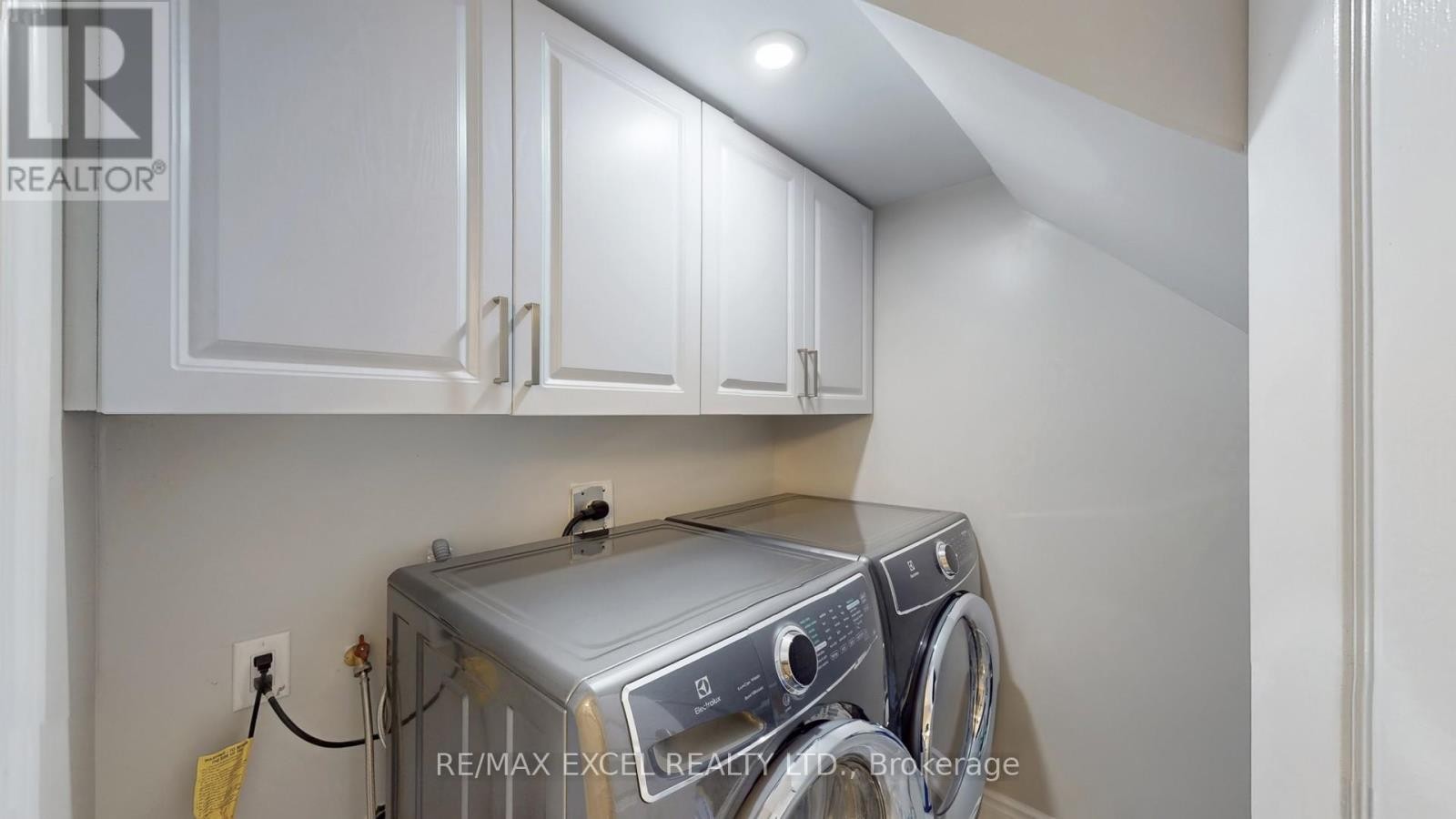 












8 MACKLIN STREET

,
Markham (Middlefield),




Ontario
L3S3Z4

