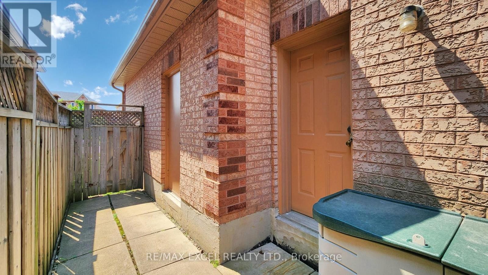 












8 MACKLIN STREET

,
Markham (Middlefield),




Ontario
L3S3Z4

