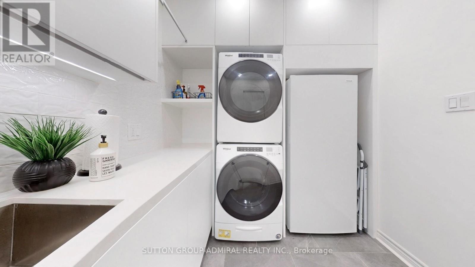 












122 EDMUND SEAGER DRIVE

,
Vaughan (Uplands),




Ontario
L4J4S7

