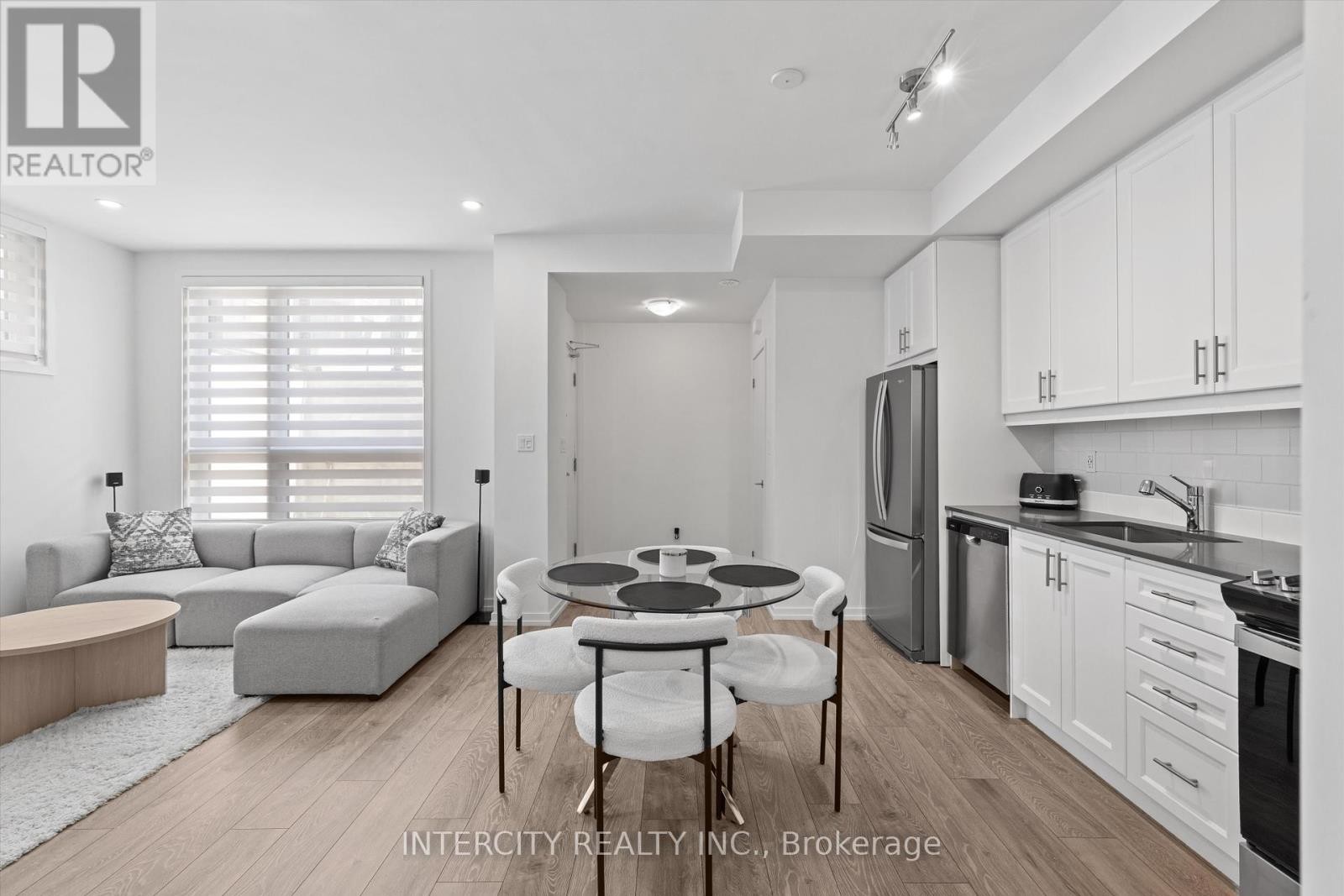 












15 - 11 LYTHAM GREEN CIRCLE

,
Newmarket (Glenway Estates),




Ontario
L3Y0C7

