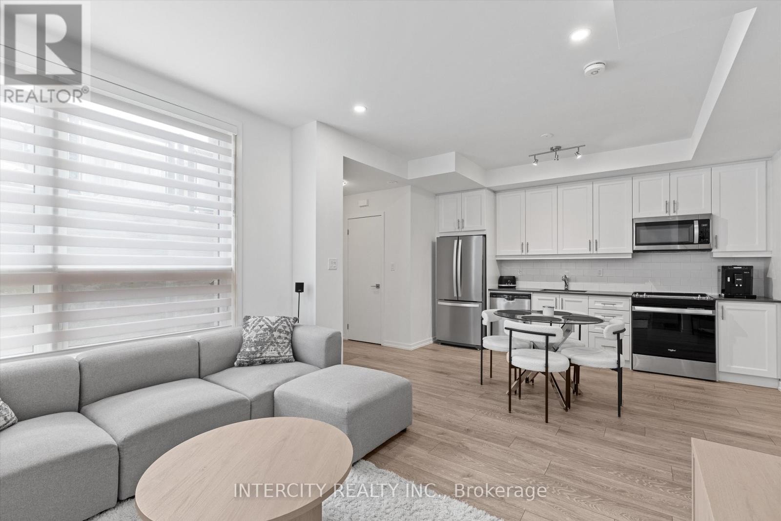 












15 - 11 LYTHAM GREEN CIRCLE

,
Newmarket (Glenway Estates),




Ontario
L3Y0C7

