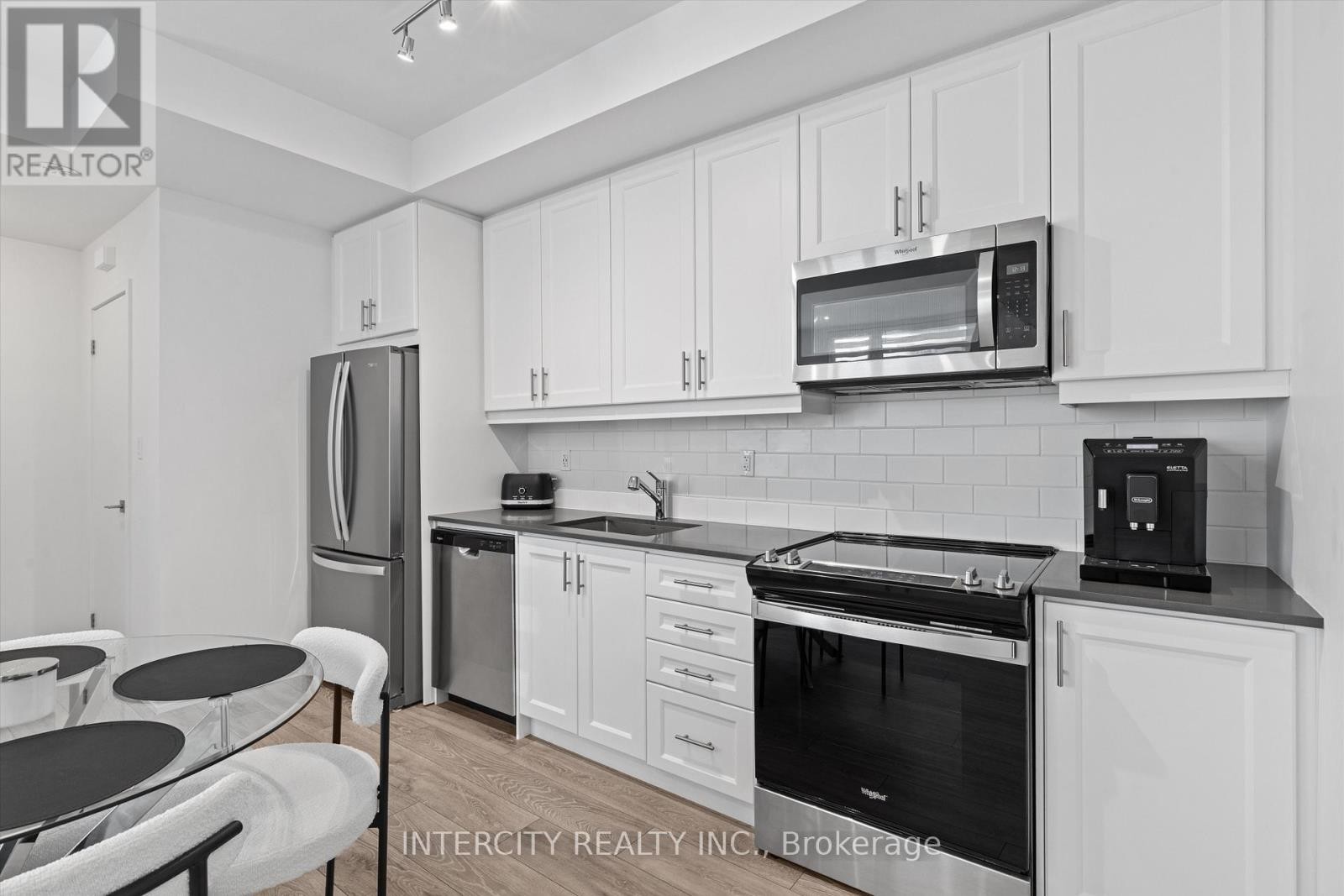 












15 - 11 LYTHAM GREEN CIRCLE

,
Newmarket (Glenway Estates),




Ontario
L3Y0C7

