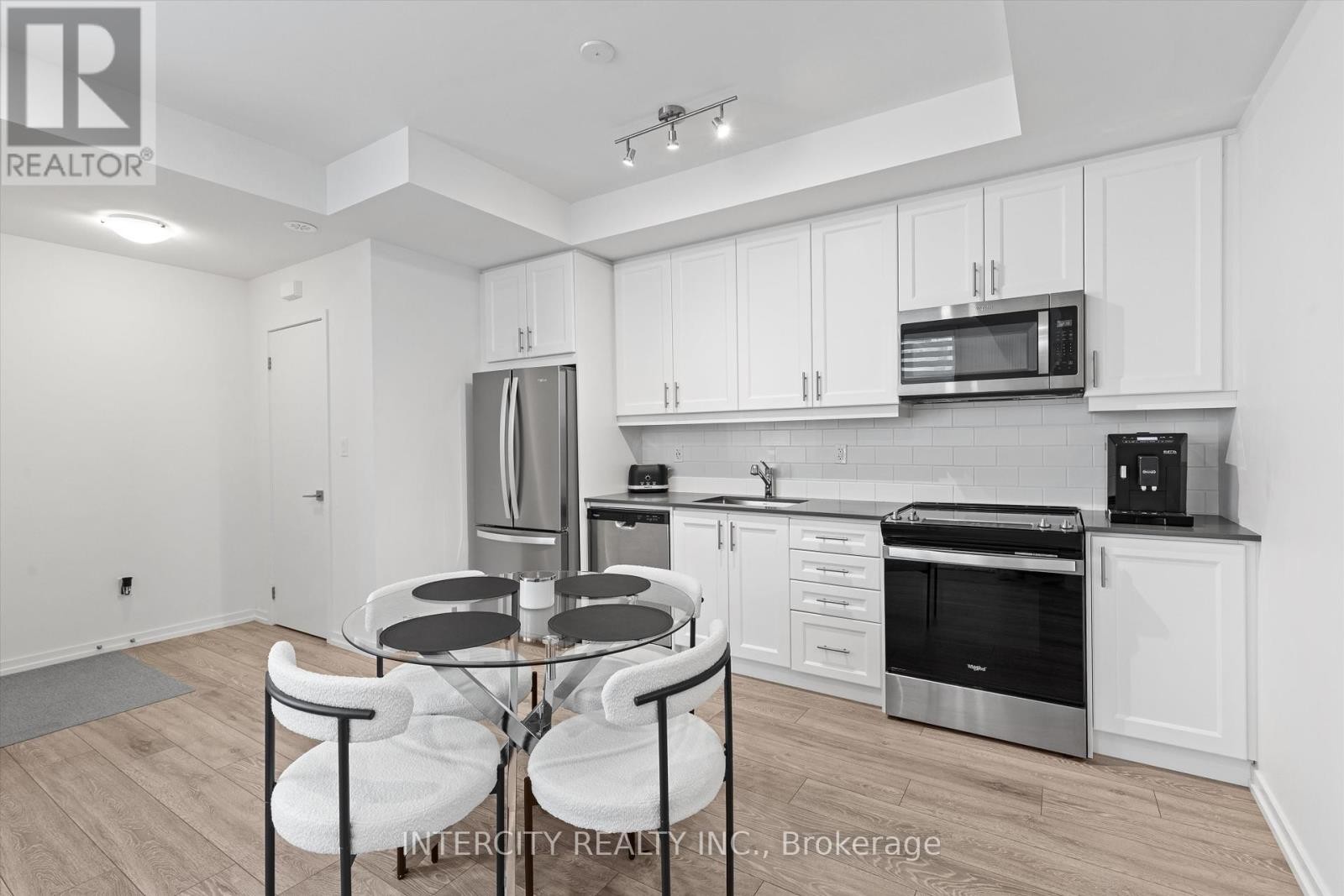 












15 - 11 LYTHAM GREEN CIRCLE

,
Newmarket (Glenway Estates),




Ontario
L3Y0C7

