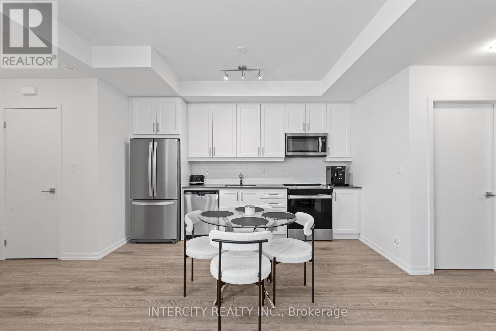 












15 - 11 LYTHAM GREEN CIRCLE

,
Newmarket (Glenway Estates),




Ontario
L3Y0C7


