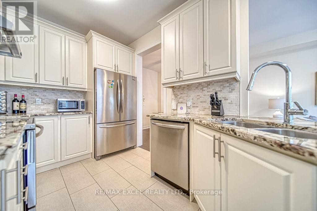 












43 DURBLEE AVENUE

,
Aurora,




Ontario
L4G0Z8

